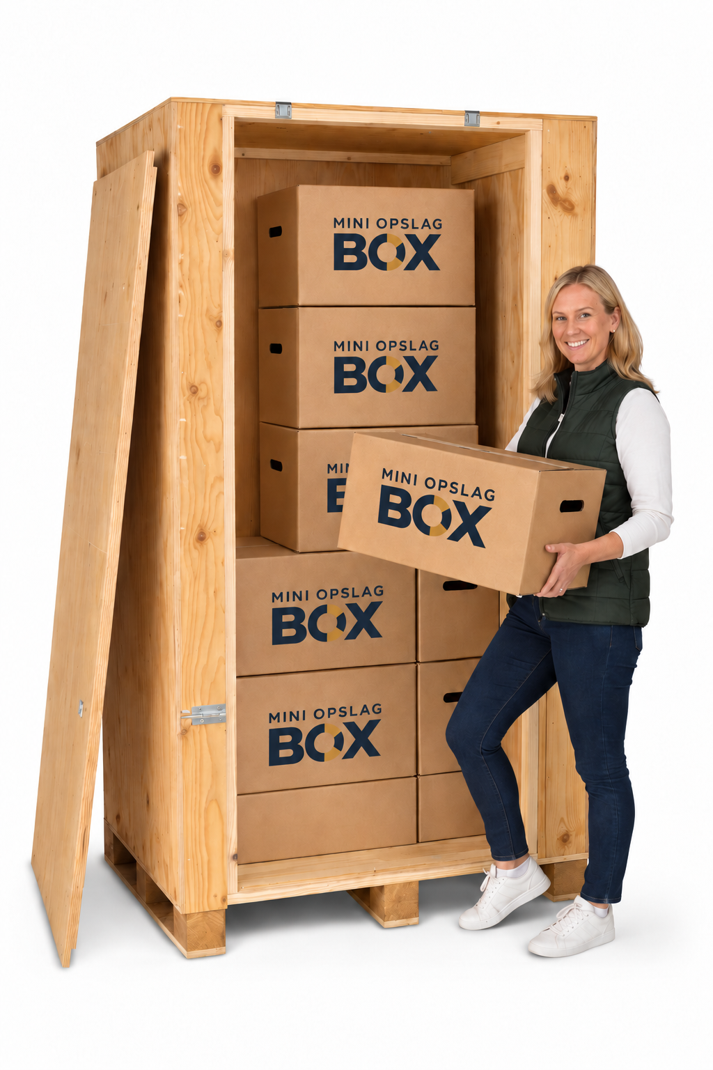 Open houten Mini Opslag Box met verhuisdozen en klant naast de Box